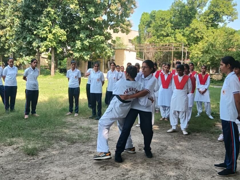 गाजीपुर :नगमा परवीन इंटरनेशनल प्लेयर ताइक्वांडो ब्लैक बेल्ट ने सिखाई छात्राओं को आत्मरक्षा व कौशल की तकनीक 2 WhatsApp Image 2025 10 11 at 15.07.06 1