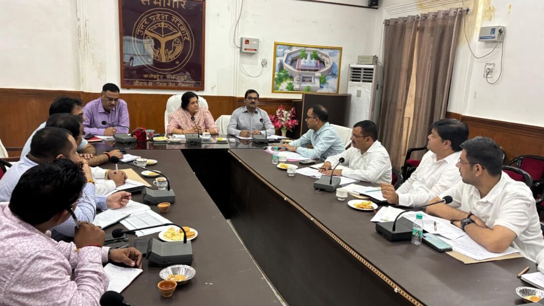 सचिव माला श्रीवास्तव भूतत्व एवं खनिकर्म विभाग बैठक मीरजापुर