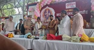 अहरौरा में आरएसएस स्वयंसेवकों का पथ संचलन और पुष्प वर्षा