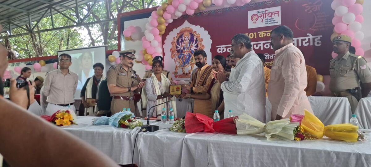 अहरौरा में आरएसएस स्वयंसेवकों का पथ संचलन और पुष्प वर्षा