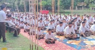 अहरौरा में आरएसएस स्वयंसेवकों का पथ संचलन और पुष्प वर्षा