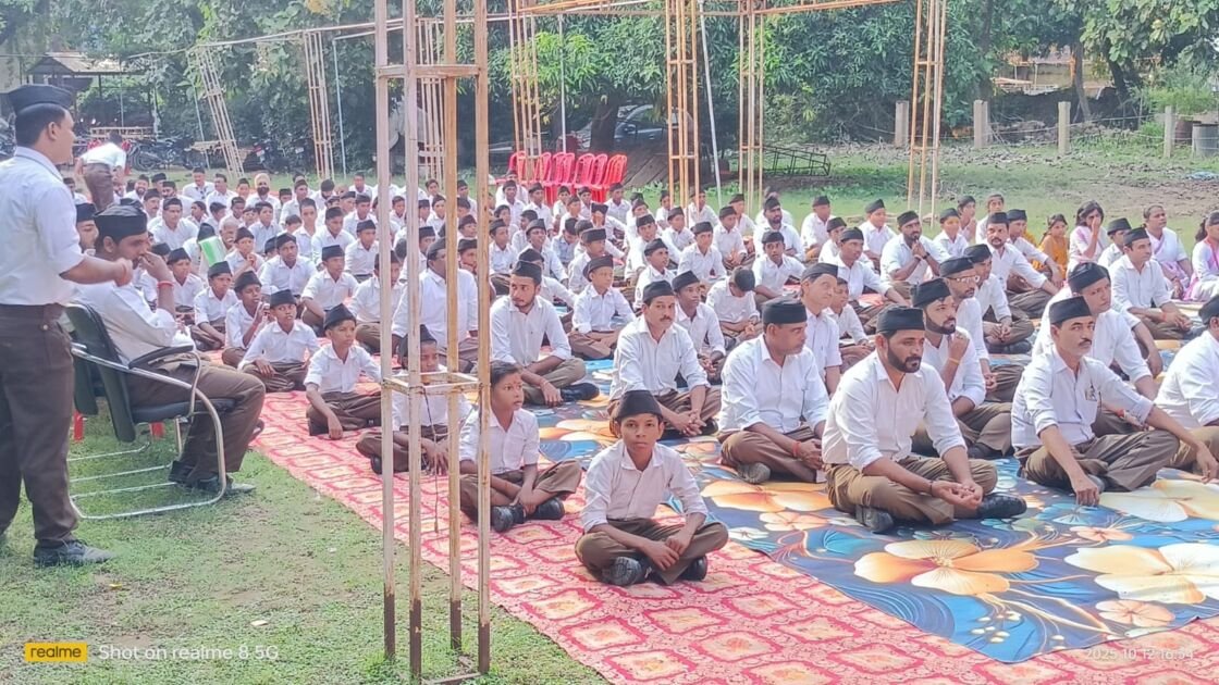 अहरौरा में आरएसएस स्वयंसेवकों का पथ संचलन और पुष्प वर्षा