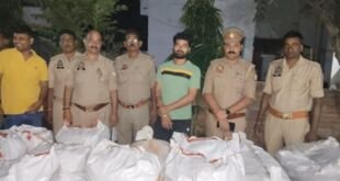 मीरजापुर जिगना पुलिस द्वारा बरामद किए गए अवैध पटाखों का ढेर