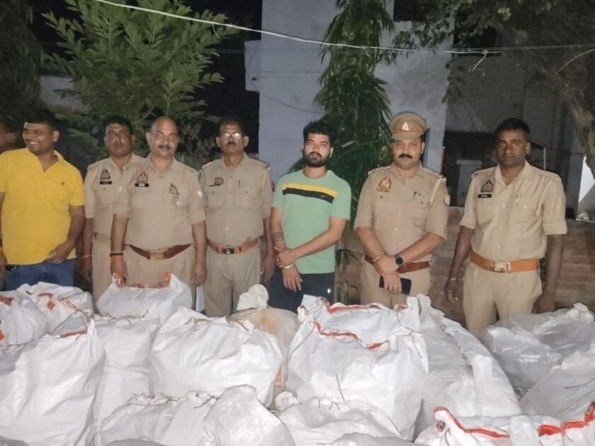 मीरजापुर जिगना पुलिस द्वारा बरामद किए गए अवैध पटाखों का ढेर