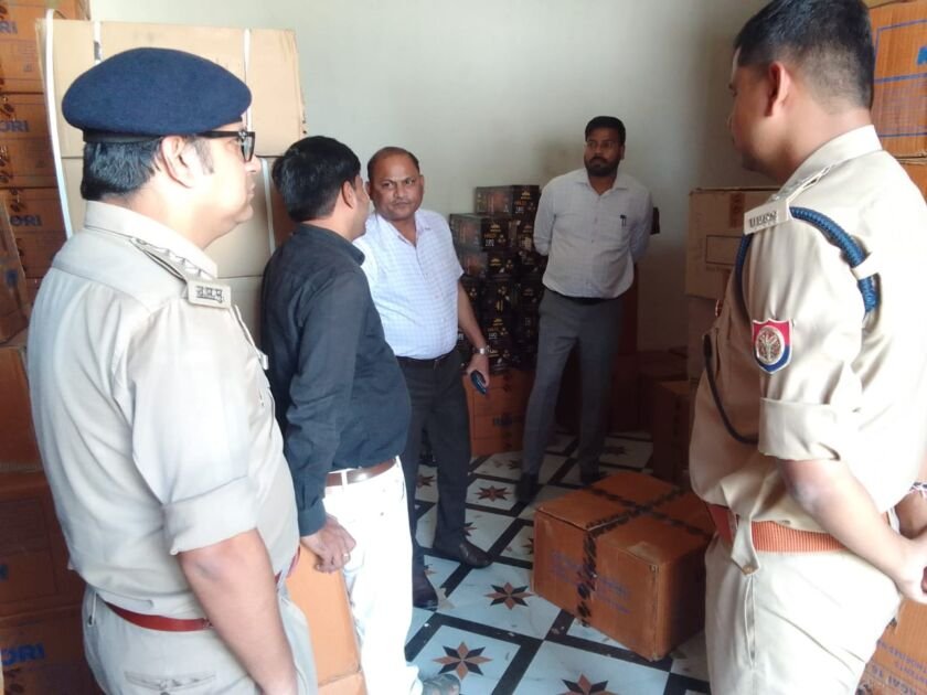गाजीपुर:पटाखा की दुकानों व गोदामों पर पहुंचा सरकारी अमला पटाखे की सुरक्षा के इंतजाम 4 WhatsApp Image 2025 10 15 at 19.34.31