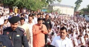 कैबिनेट मंत्री विपुल गोयल ने फरीदाबाद में बच्चों को 15 हजार देसी घी के लड्डुओं के डिब्बे वितरित किए
