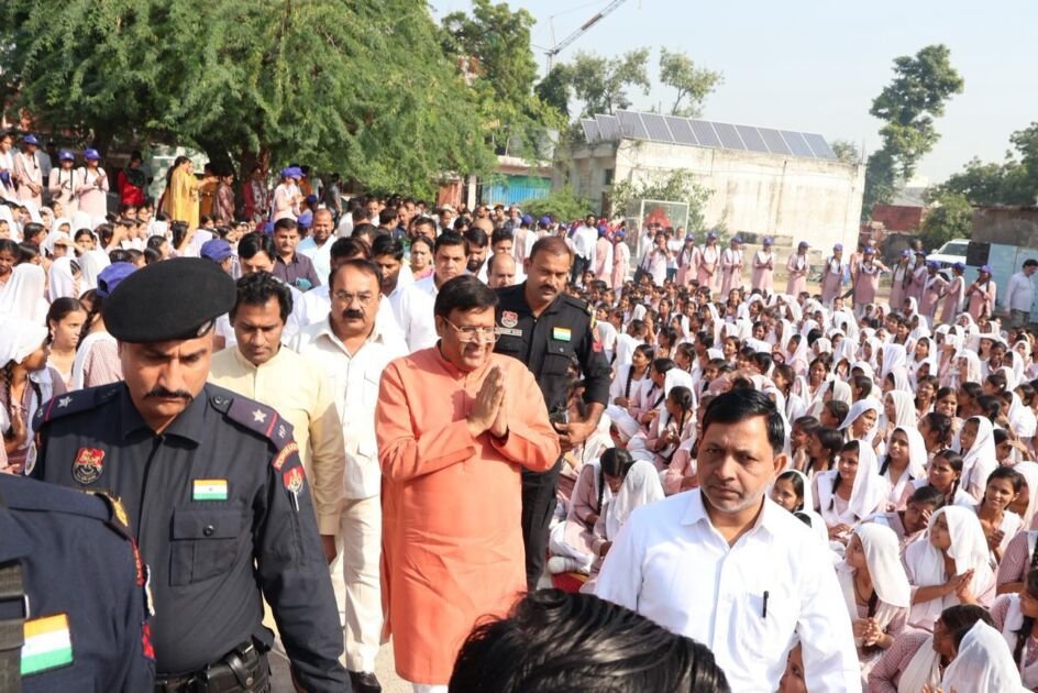 कैबिनेट मंत्री विपुल गोयल ने फरीदाबाद में बच्चों को 15 हजार देसी घी के लड्डुओं के डिब्बे वितरित किए