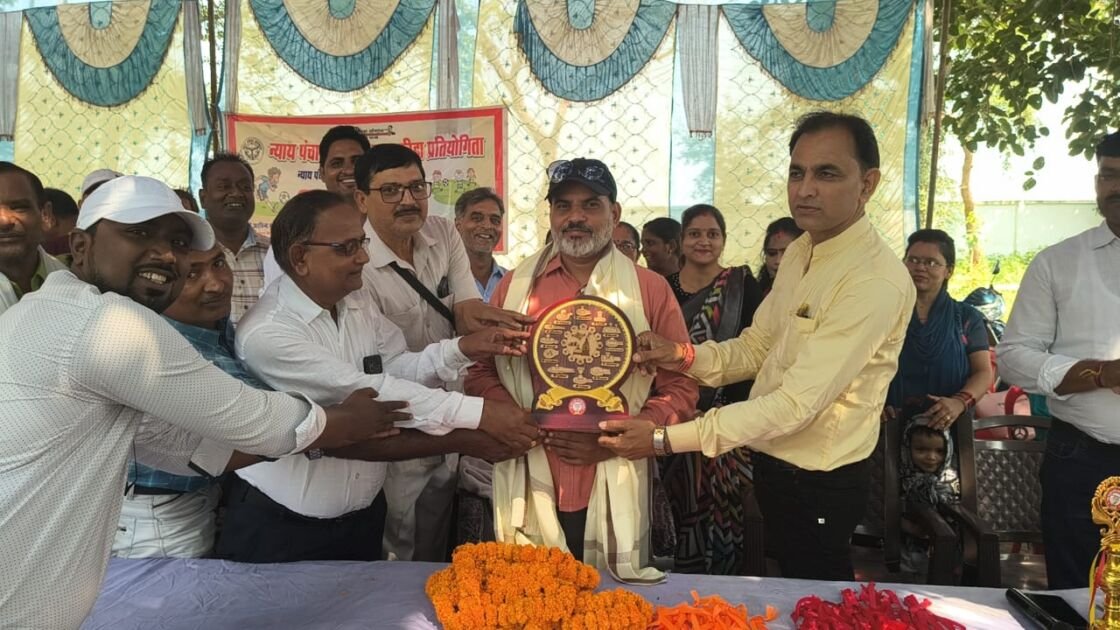 महमूदपुर में आयोजित न्याय पंचायत स्तरीय बाल क्रीड़ा प्रतियोगिता में भाग लेते छात्र-छात्राएं
