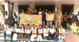 जीडी बिनानी कॉलेज मीरजापुर में नशा मुक्ति अभियान कार्यशाला में छात्रों को जागरूक करते अधिकारी