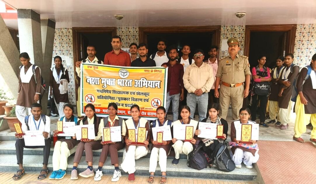 जीडी बिनानी कॉलेज मीरजापुर में नशा मुक्ति अभियान कार्यशाला में छात्रों को जागरूक करते अधिकारी