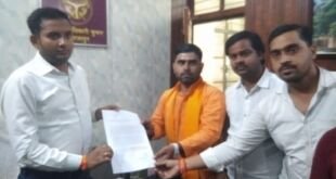 मीरजापुर में सड़क दुर्घटनाओं से बचाव को लेकर उपजिलाधिकारी को पत्रक सौंपते हिंदू युवा वाहिनी पदाधिकारी