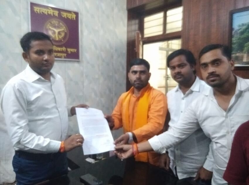 मीरजापुर में सड़क दुर्घटनाओं से बचाव को लेकर उपजिलाधिकारी को पत्रक सौंपते हिंदू युवा वाहिनी पदाधिकारी