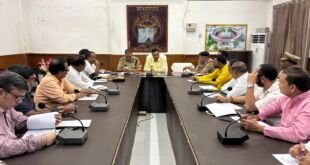 मीरजापुर के जिलाधिकारी और पुलिस अधीक्षक ने दीपावली पर पटाखों की बिक्री और सुरक्षा को लेकर व्यापारियों संग बैठक की