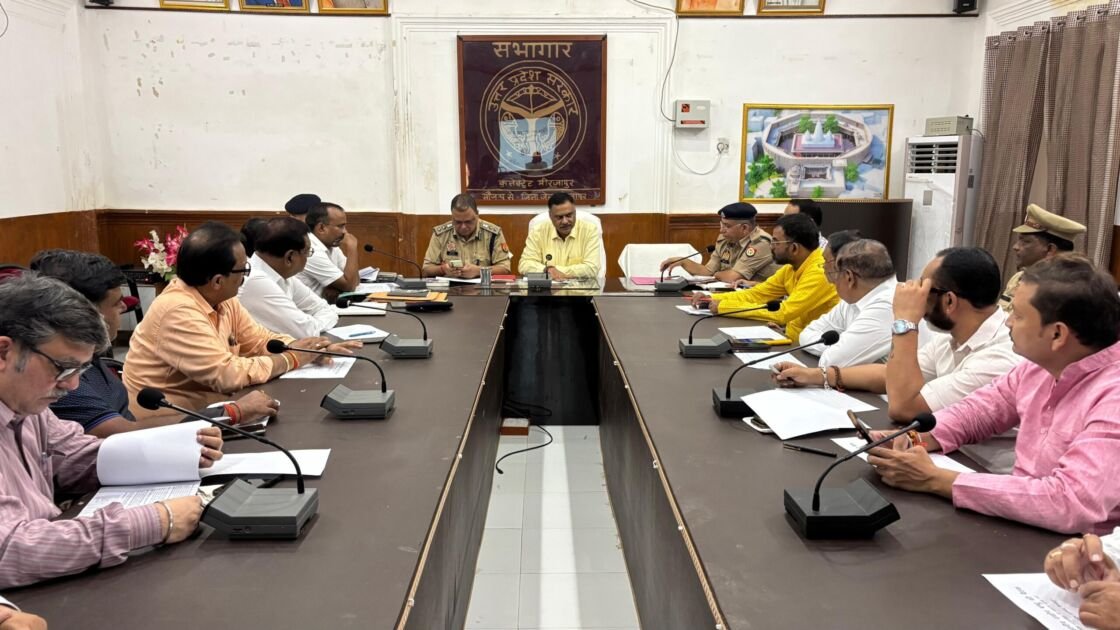 मीरजापुर के जिलाधिकारी और पुलिस अधीक्षक ने दीपावली पर पटाखों की बिक्री और सुरक्षा को लेकर व्यापारियों संग बैठक की