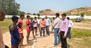 मीरजापुर के उच्च प्राथमिक विद्यालय धुरियां में आयोजित न्याय पंचायत मदापुर डकही की स्तरीय खेल प्रतियोगिता में बच्चे प्रतिभाग करते हुए