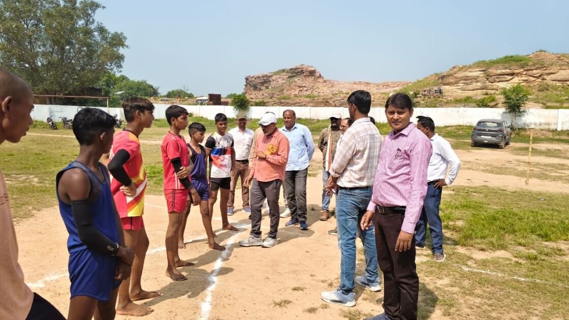 मीरजापुर के उच्च प्राथमिक विद्यालय धुरियां में आयोजित न्याय पंचायत मदापुर डकही की स्तरीय खेल प्रतियोगिता में बच्चे प्रतिभाग करते हुए
