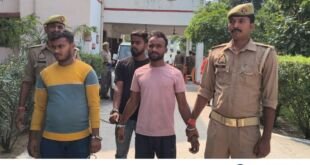 अहरौरा पुलिस चोरी का खुलासा करते हुए तीन चोरों के साथ बरामद सामान दिखाते हुए