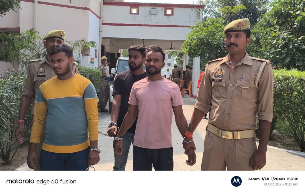 अहरौरा पुलिस चोरी का खुलासा करते हुए तीन चोरों के साथ बरामद सामान दिखाते हुए