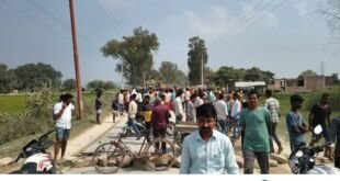 अहरौरा में सड़क हादसे के बाद ग्रामीणों द्वारा लगाया गया जाम और मौके पर मौजूद पुलिस बल