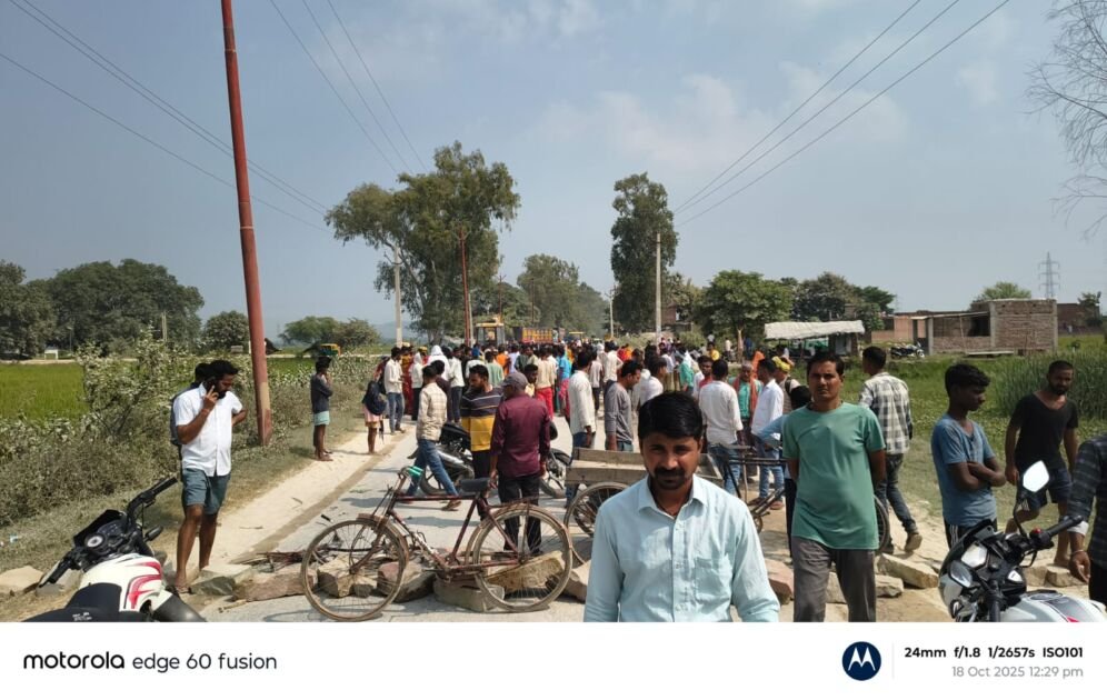 अहरौरा में सड़क हादसे के बाद ग्रामीणों द्वारा लगाया गया जाम और मौके पर मौजूद पुलिस बल