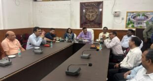 मंडलायुक्त और जिलाधिकारी मीरजापुर दीपावली पर शुभकामना देते हुए