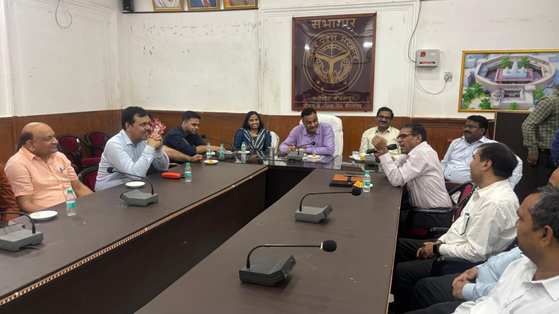 मंडलायुक्त और जिलाधिकारी मीरजापुर दीपावली पर शुभकामना देते हुए