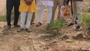 मीरजापुर अहरौरा में सेवा बस्ती में दीपावली पर मिठाई और दीप सामग्री बांटते आरएसएस कार्यकर्ता