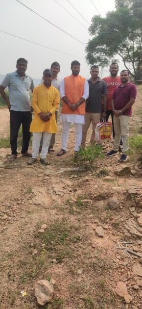 मीरजापुर अहरौरा में सेवा बस्ती में दीपावली पर मिठाई और दीप सामग्री बांटते आरएसएस कार्यकर्ता