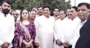फरीदाबाद लेबर चौक पर 15 फीट ऊंचे आशादीप का प्रज्ज्वलन करते मंत्री विपुल गोयल