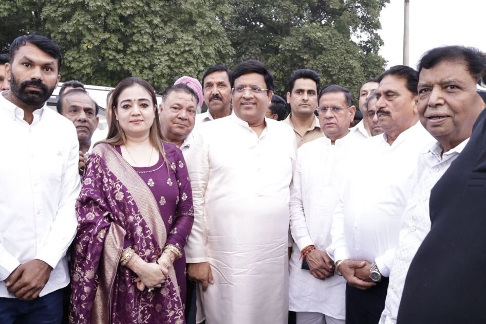 फरीदाबाद लेबर चौक पर 15 फीट ऊंचे आशादीप का प्रज्ज्वलन करते मंत्री विपुल गोयल