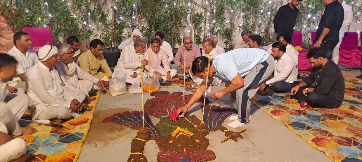 फरीदाबाद में गोवर्धन पूजा के अवसर पर लोगों को संबोधित करते मंत्री राजेश नागर