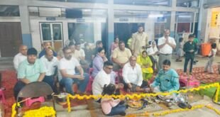 फरीदाबाद में सिद्धपीठ श्री हनुमान मंदिर में गोवर्धन पूजा करते हुए डॉ. राजेश भाटिया और श्रद्धालु