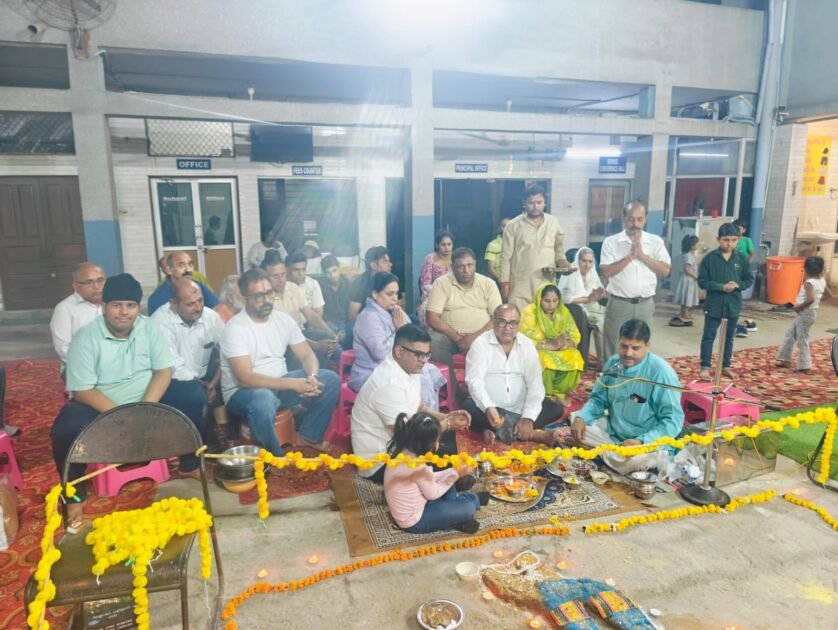 फरीदाबाद में सिद्धपीठ श्री हनुमान मंदिर में गोवर्धन पूजा करते हुए डॉ. राजेश भाटिया और श्रद्धालु