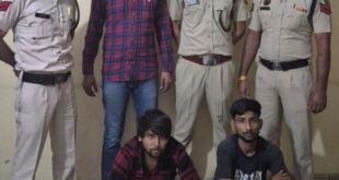 फरीदाबाद ओल्ड मार्केट में सोया चाप की दुकान पर तोड़फोड़ और मारपीट के बाद जांच करती पुलिस टीम