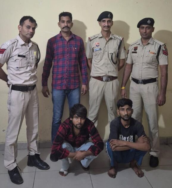 फरीदाबाद ओल्ड मार्केट में सोया चाप की दुकान पर तोड़फोड़ और मारपीट के बाद जांच करती पुलिस टीम