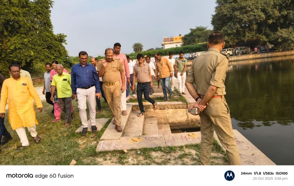एडीएम-एएसपी अहरौरा में छठ घाटों का निरीक्षण करते हुए