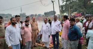 मीरजापुर में छठ पूजा समापन पर उगते सूर्य को अर्घ्य देती महिलाएं