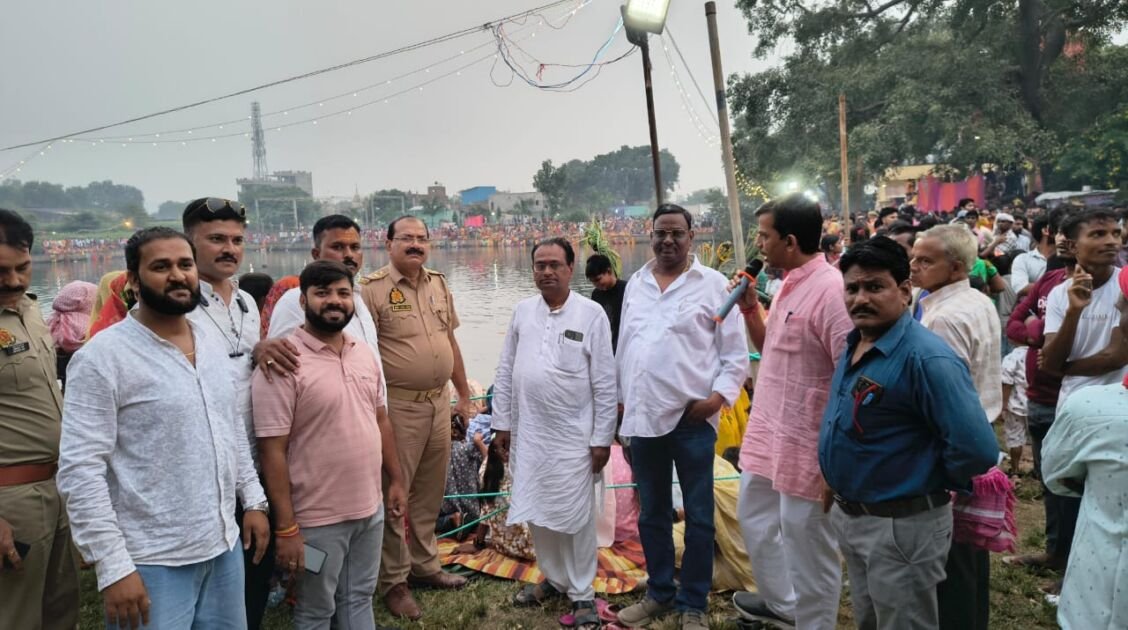 मीरजापुर में छठ पूजा समापन पर उगते सूर्य को अर्घ्य देती महिलाएं