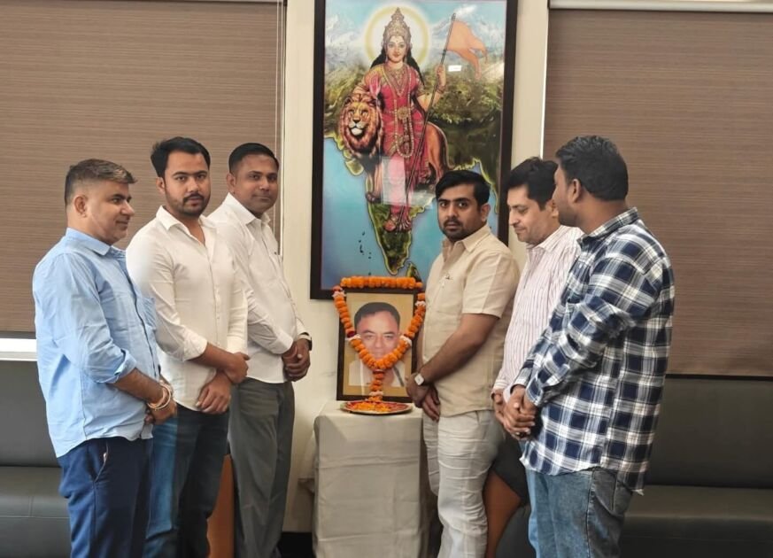 फरीदाबाद में भाजपा द्वारा डॉ. मंगल सेन की जयंती समारोह में श्रद्धांजलि अर्पित करते पदाधिकारी