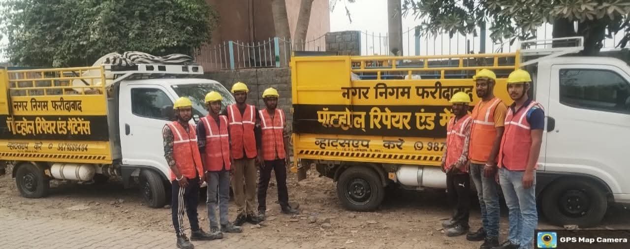 फरीदाबाद नगर निगम आयुक्त धीरेंद्र खड़गटा सड़क गड्ढे मरम्मत सेवा का शुभारंभ करते हुए