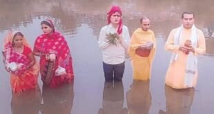 डॉ. मोहन तिवारी ने फरीदाबाद में छठ पूजा के दौरान सूर्य को अर्घ्य अर्पण किया