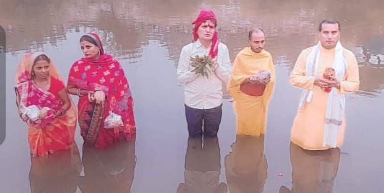 डॉ. मोहन तिवारी ने फरीदाबाद में छठ पूजा के दौरान सूर्य को अर्घ्य अर्पण किया