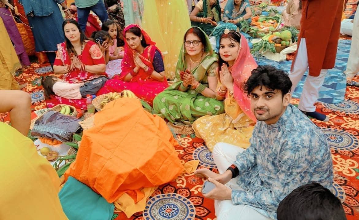 फरीदाबाद सेक्टर 56 में समाजसेवी आशीष मिश्रा के सहयोग से छठ पूजा का आयोजन — हिंदू पर्व छठ का उल्लास
