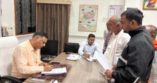 मीरजापुर कलेक्ट्रेट में जनता दर्शन के दौरान जिलाधिकारी फरियाद सुनते हुए