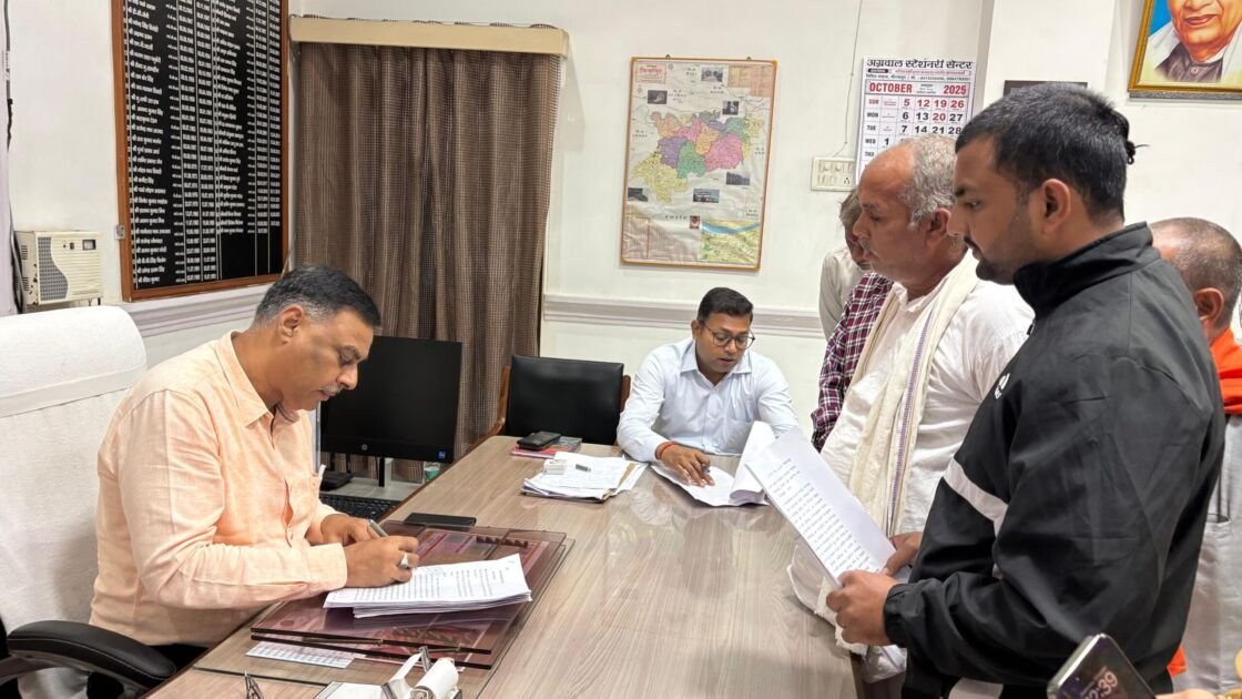 मीरजापुर कलेक्ट्रेट में जनता दर्शन के दौरान जिलाधिकारी फरियाद सुनते हुए