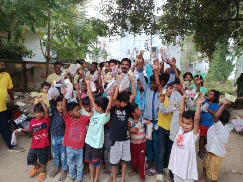 दिवाली पर समाजसेवी संजय सिंह द्वारा गरीब बच्चों को पटाखे और मिठाई वितरण