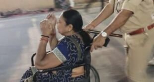 एसपी ग्रामीण बलवंत चौधरी बुजुर्ग महिला को व्हीलचेयर से मार्ग पार कराते हुए