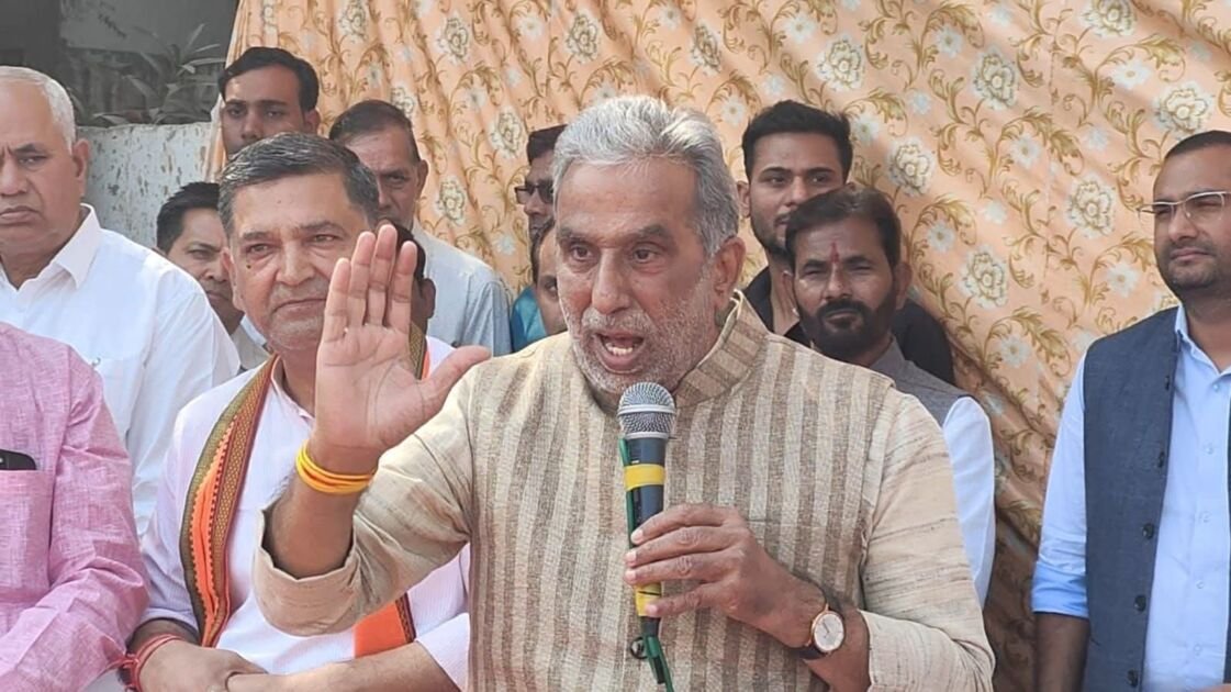कृष्णपाल गुर्जर फरीदाबाद में विकास कार्यों का उद्घाटन करते हुए