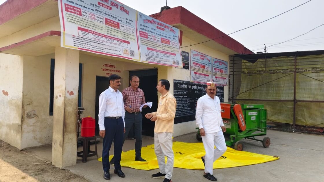 मंडलायुक्त मीरजापुर द्वारा धान क्रय केंद्रों का निरीक्षण