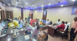 मीरजापुर थाना समाधान दिवस में अधिकारियों द्वारा शिकायतें सुनते हुए